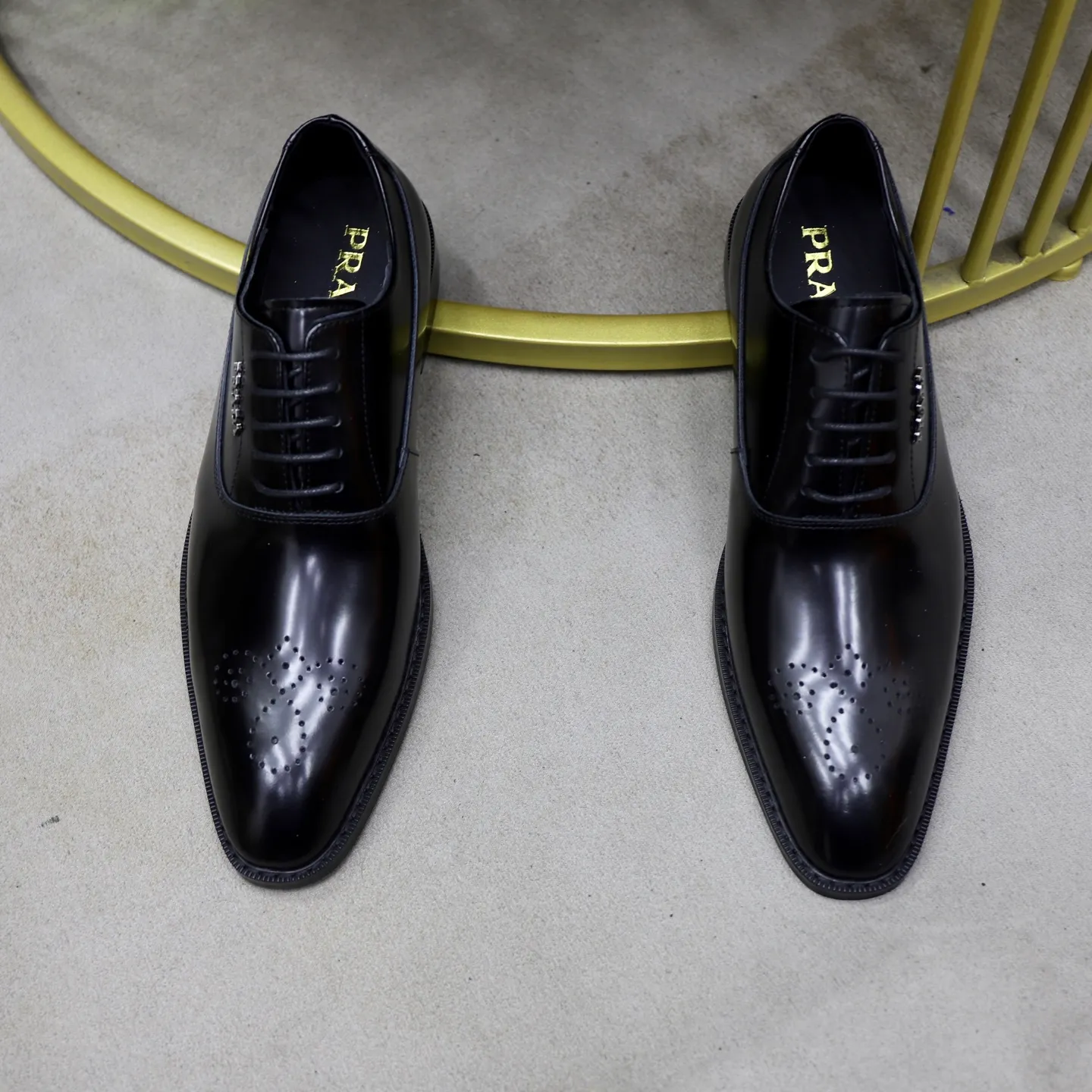 Ex-factory price: 540💰🙅‍♂️🙅‍♂️🙅‍♂️ Brand: PRADA Standard code: Men's code 38-44 (45 can be customized) Grade: Same style as the official website Original order quality Material: Original cowhide surface Comfortable cowhide lining Original outsole Style category: Men's fashionable casual leather shoes Distinguished big-name luxury elements Top luxury Color: actual picture color